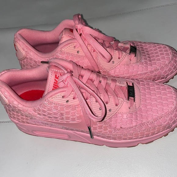 Nike AIR MAX 90 Shanghai Space Pink
TREAT YOURSELF Must Win Cake sneaker Barbie - Picture 4 of 12